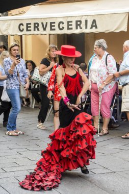 Cadiz, Andalusia, İspanya-Octuber 2017. Flamenko açık havada Cadiz sokaklarında dans kadın. Cadiz İspanya, eşsesli eyaletinin otonom Endülüs sermaye Belediyesi biridir. 