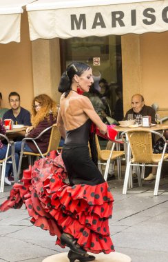 Cadiz, Andalusia, İspanya-Octuber 2017. Flamenko açık havada Cadiz sokaklarında dans kadın. Cadiz İspanya, eşsesli eyaletinin otonom Endülüs sermaye Belediyesi biridir. 