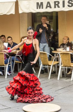 Cadiz, Andalusia, İspanya-Octuber 2017. Flamenko açık havada Cadiz sokaklarında dans kadın. Cadiz İspanya, eşsesli eyaletinin otonom Endülüs sermaye Belediyesi biridir. 