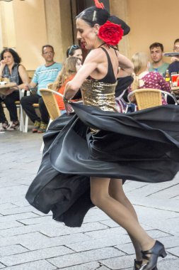 Cadiz, Andalusia, İspanya-Octuber 2017. Flamenko açık havada Cadiz sokaklarında dans kadın. Cadiz İspanya, eşsesli eyaletinin otonom Endülüs sermaye Belediyesi biridir. 