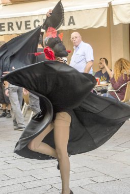 Cadiz, Andalusia, İspanya-Octuber 2017. Flamenko açık havada Cadiz sokaklarında dans kadın. Cadiz İspanya, eşsesli eyaletinin otonom Endülüs sermaye Belediyesi biridir. 