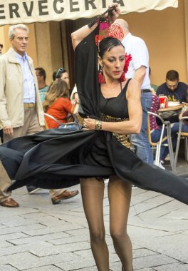 Cadiz, Andalusia, İspanya-Octuber 2017. Flamenko açık havada Cadiz sokaklarında dans kadın. Cadiz İspanya, eşsesli eyaletinin otonom Endülüs sermaye Belediyesi biridir. 