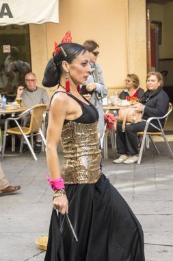 Cadiz, Andalusia, İspanya-Octuber 2017. Flamenko açık havada Cadiz sokaklarında dans kadın. Cadiz İspanya, eşsesli eyaletinin otonom Endülüs sermaye Belediyesi biridir. 