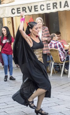 Cadiz, Andalusia, İspanya-Octuber 2017. Flamenko açık havada Cadiz sokaklarında dans kadın. Cadiz İspanya, eşsesli eyaletinin otonom Endülüs sermaye Belediyesi biridir. 