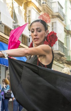 Cadiz, Andalusia, İspanya-Octuber 2017. Flamenko açık havada Cadiz sokaklarında dans kadın. Cadiz İspanya, eşsesli eyaletinin otonom Endülüs sermaye Belediyesi biridir. 