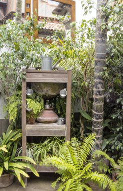 Bir evin içinde su damıtma