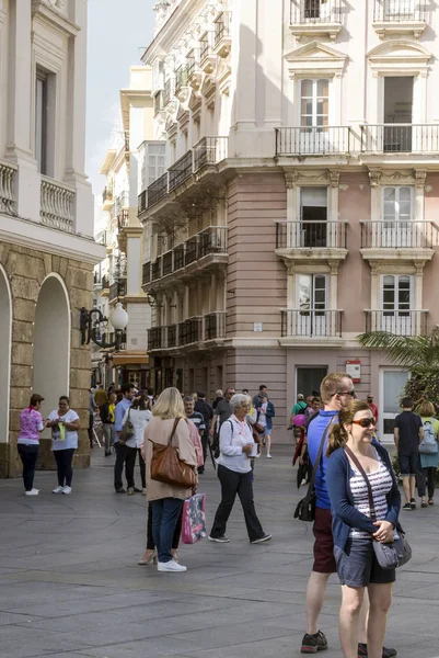 加的斯 安达卢西亚 西班牙 2017年10月 匿名的人走在加的斯的街道上 卡迪兹是西班牙的一个市 是同名省份的首府 位于安达卢西亚自治区 — 图库照片