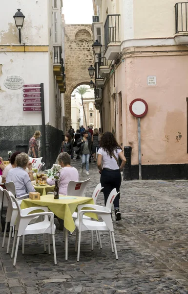 Cadiz, Andalusia, İspanya-Octuber 2017. Anonim insanlar Cadiz sokaklarında yürürken, insanlar. Cadiz İspanya, eşsesli eyaletinin otonom Endülüs sermaye Belediyesi biridir. 