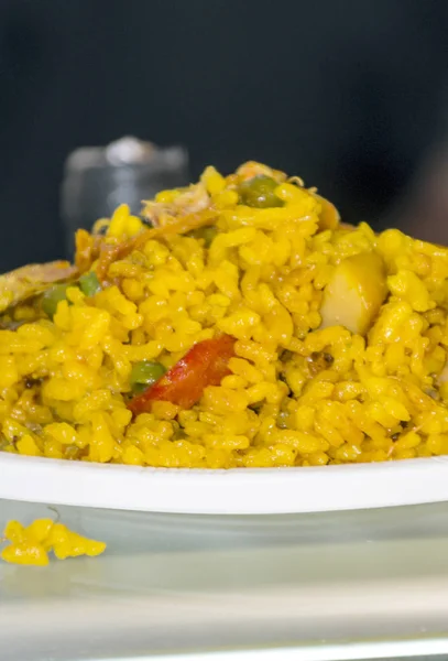 Paella Servida Sobre Plato Rodeado Fondo Borroso — Foto de Stock