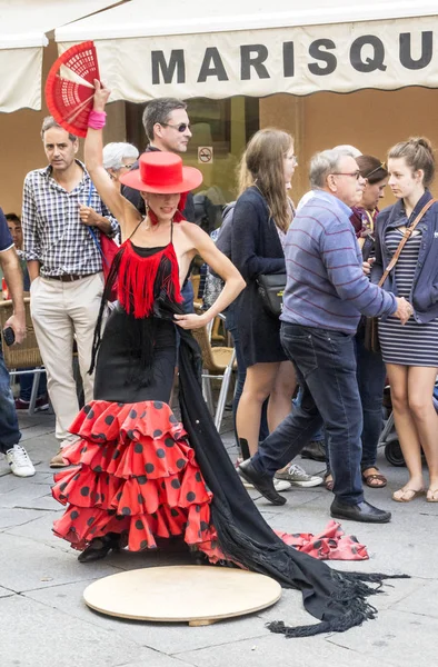 Cádiz Andalusien Spanien Octuber 2017 Kvinna Dansar Flamenco Utomhus Gatorna — Stockfoto