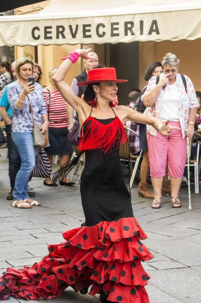 カディス アンダルシア スペイン Octuber 2017 カディスの街で屋外フラメンコを踊る女性 カディスは都市とスペイン アンダルシアの自治州で 同名の州の州都の市町村 — ストック写真