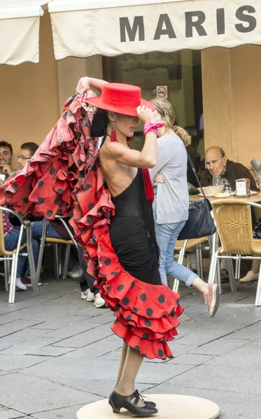 Cádiz Andalusien Spanien Octuber 2017 Kvinna Dansar Flamenco Utomhus Gatorna — Stockfoto