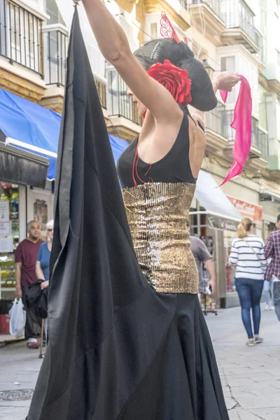 Cadiz, Andalusia, İspanya-Octuber 2017. Flamenko açık havada Cadiz sokaklarında dans kadın. Cadiz İspanya, eşsesli eyaletinin otonom Endülüs sermaye Belediyesi biridir. 