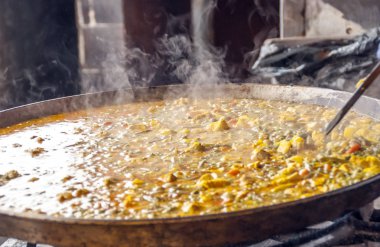 Paella paella tavada pişirme
