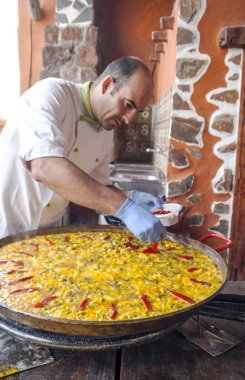 La Orotava, Kanarya Adaları, İspanya - Haziran 2018. Şef bir restoranda bir paella hazırlanıyor.