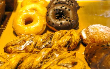 Bir tepsi içinde servis tatlılar