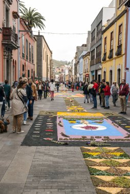 La Orotava, Kanarya Adaları, İspanya - Haziran 2018. Corpus Christi günde çiçek halı üzerinde kasabanın insanları.