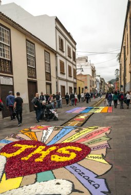 La Orotava, Kanarya Adaları, İspanya - Haziran 2018. Corpus Christi günde çiçek halı üzerinde kasabanın insanları.