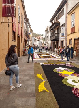 La Orotava, Kanarya Adaları, İspanya - Haziran 2018. Corpus Christi günde çiçek halı üzerinde kasabanın insanları.