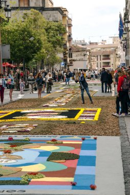 La Orotava, Kanarya Adaları, İspanya - Haziran 2018. Corpus Christi günde çiçek halı üzerinde kasabanın insanları.