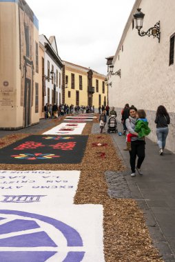 La Orotava, Kanarya Adaları, İspanya - Haziran 2018. Corpus Christi günde çiçek halı üzerinde kasabanın insanları.
