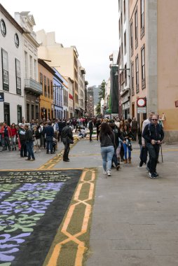 La Orotava, Kanarya Adaları, İspanya - Haziran 2018. Corpus Christi günde çiçek halı üzerinde kasabanın insanları.