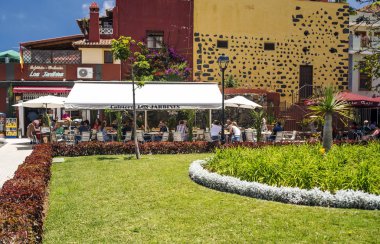 La Orotava Kanarya Adası İspanya - Haziran 2018. Corpus Christi günde çiçek halı üzerinde kasabanın insanları.