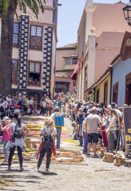 La Orotava Kanarya Adası İspanya - Haziran 2018. Corpus Christi günde çiçek halı üzerinde kasabanın insanları.
