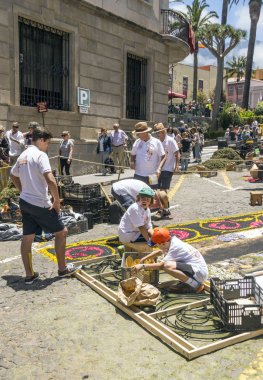La Orotava Kanarya Adası İspanya - Haziran 2018. Corpus Christi günde çiçek halı üzerinde kasabanın insanları.
