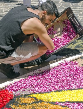 La Orotava Kanarya Adası İspanya - Haziran 2018. Corpus Christi günde çiçek halı üzerinde kasabanın insanları.