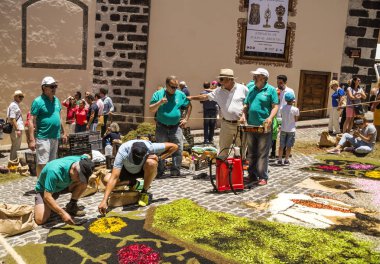 La Orotava Kanarya Adası İspanya - Haziran 2018. Corpus Christi günde çiçek halı üzerinde kasabanın insanları.