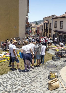 La Orotava Kanarya Adası İspanya - Haziran 2018. Corpus Christi günde çiçek halı üzerinde kasabanın insanları.