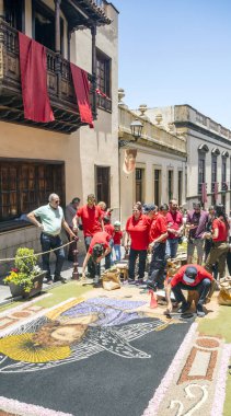 La Orotava Kanarya Adası İspanya - Haziran 2018. Corpus Christi günde çiçek halı üzerinde kasabanın insanları.