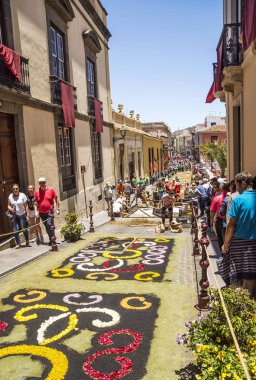 La Orotava Kanarya Adası İspanya - Haziran 2018. Corpus Christi günde çiçek halı üzerinde kasabanın insanları.