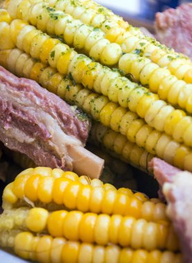 Mısır koçanı patates ve kaburga