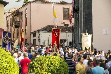 La Orotava Kanarya Adası İspanya - Haziran 2018. Corpus Christi günde çiçek halı üzerinde kasabanın insanları.