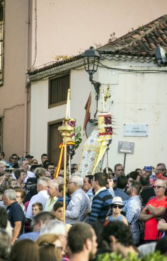 La Orotava Kanarya Adası İspanya - Haziran 2018. Corpus Christi günde çiçek halı üzerinde kasabanın insanları.