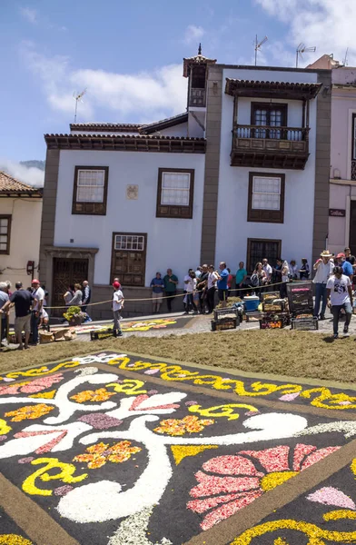 オロタバ カナリア島スペイン 2018 花のカーペットのコーパス クリスティの日に取り組んでいる町の人々 — ストック写真