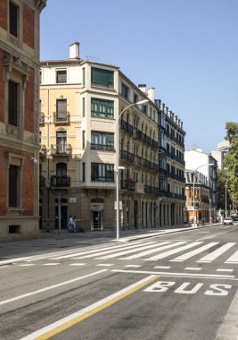 Pamplona, Navarra, İspanya-Eylül 2018. İnsanlar yürürken, insanlar ve her iki tarafta binalar ile Pamplona, Navarre sokaklarında. Pamplona, Navarra eyaletinin başkenti İspanya bir şehirdir. Boğa güreşleri kutlama için esas olarak bilinir (