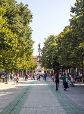 Pamplona, Navarra, İspanya-Eylül 2018. İnsanlar yürürken, insanlar ve her iki tarafta binalar ile Pamplona, Navarre sokaklarında. Pamplona, Navarra eyaletinin başkenti İspanya bir şehirdir. Boğa güreşleri kutlama için esas olarak bilinir (
