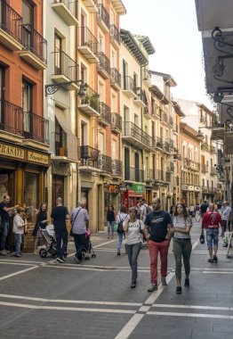 Pamplona, Navarra, İspanya-Eylül 2018. İnsanlar yürürken, insanlar ve her iki tarafta binalar ile Pamplona, Navarre sokaklarında. Pamplona, Navarra eyaletinin başkenti İspanya bir şehirdir. Boğa güreşleri kutlama için esas olarak bilinir (