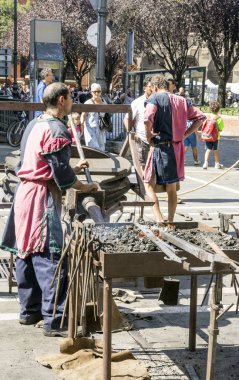 Pamplona, Navarra, İspanya-Eylül 2018. İnsanlar yürürken, insanlar ve her iki tarafta binalar ile Pamplona, Navarre sokaklarında. Pamplona, Navarra eyaletinin başkenti İspanya bir şehirdir. Boğa güreşleri kutlama için esas olarak bilinir (