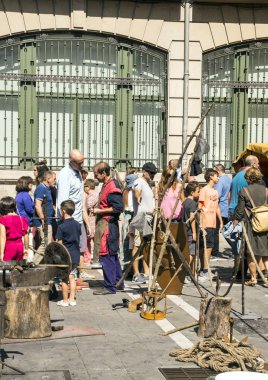 Pamplona, Navarra, İspanya-Eylül 2018. İnsanlar yürürken, insanlar ve her iki tarafta binalar ile Pamplona, Navarre sokaklarında. Pamplona, Navarra eyaletinin başkenti İspanya bir şehirdir. Boğa güreşleri kutlama için esas olarak bilinir (