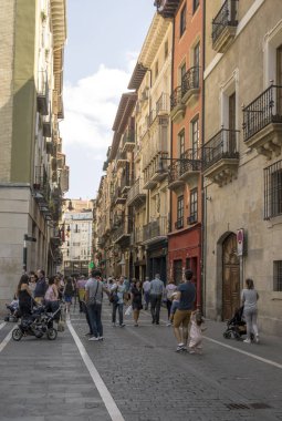 Pamplona, Navarra, İspanya-Eylül 2018. İnsanlar yürürken, insanlar ve her iki tarafta binalar ile Pamplona, Navarre sokaklarında. Pamplona, Navarra eyaletinin başkenti İspanya bir şehirdir. Boğa güreşleri kutlama için esas olarak bilinir (