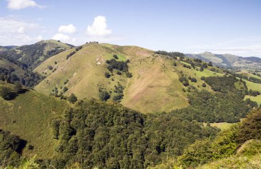Bulutlu bir günde Navarra Pireneler dağları