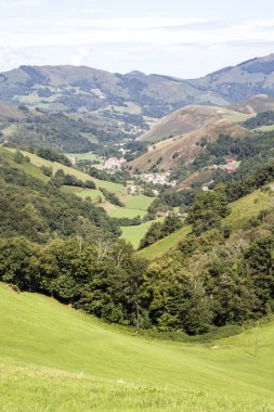 Bulutlu bir günde Navarra Pireneler dağları