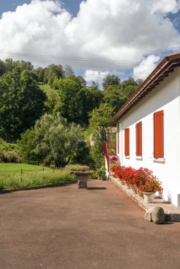 Bulutlu bir günde İspanya Navarra Pyrenees dağlarda alanları ile orman evi.
