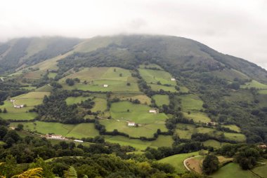 Bulutlu bir günde Navarra Pireneler dağları