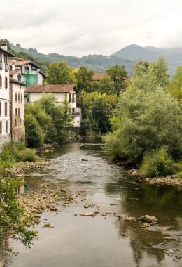 Bulutlu bir günde Navarre'deki Pireneler dağlarında nehir
