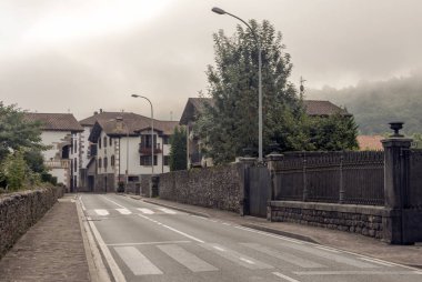 Evler ve dini kurumlar ve hacılar Jacobean dikkat Roncesvalles kasaba Ibaeta, ünlü llanada başladığı hangi işler şarkıları bulmak eteklerinde yer alan çoğu Carolingians karşı savaş.